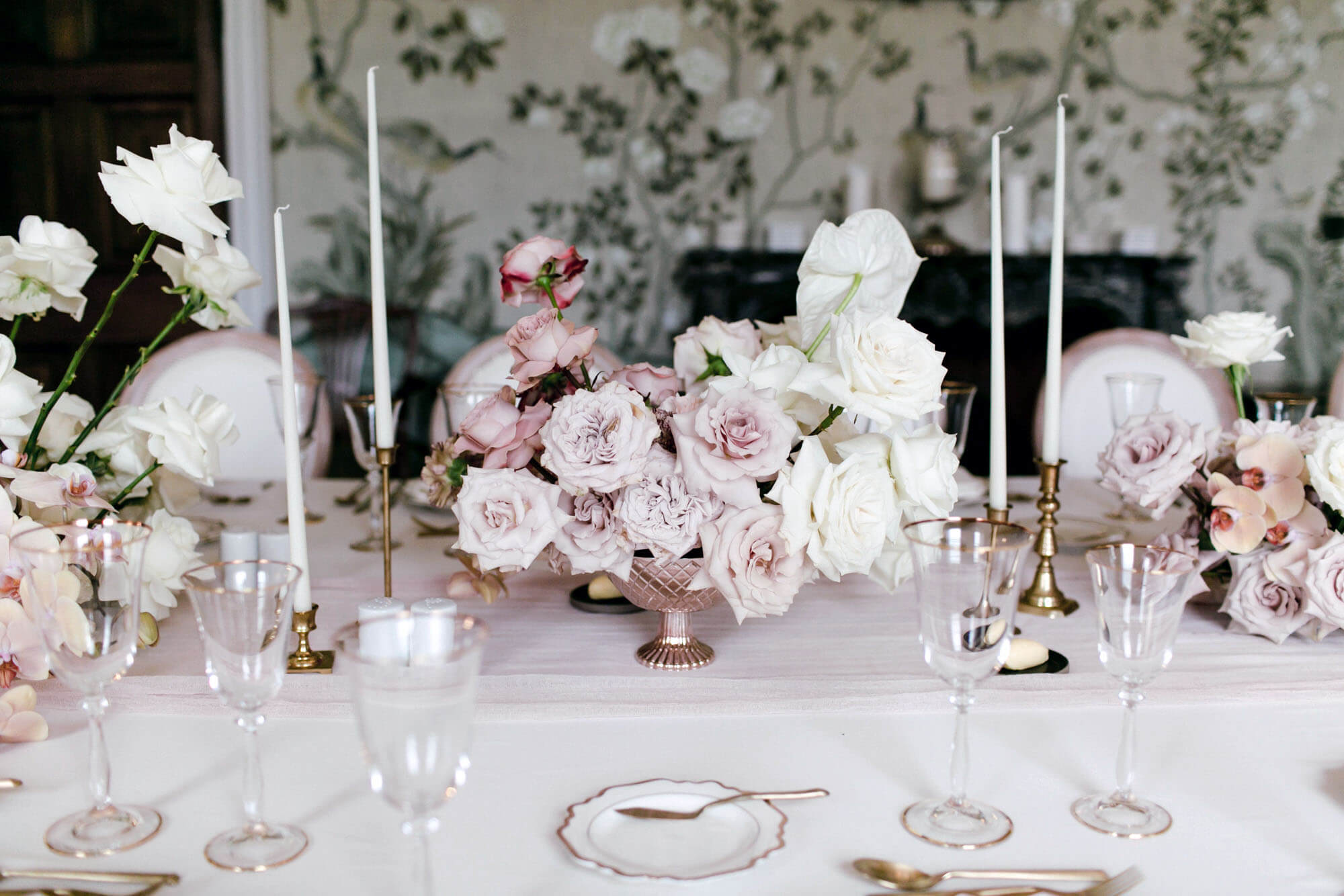 Decoración de una mesa con arreglos florales para una boda de lujo